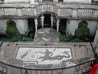 El Ninfeo decorado con estatuas y fuentes en la Villa Giulia