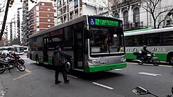 Autobús urbano circulando por la calle