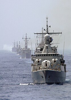 Destructor argentino ARA Almirante Brown (D-10) liderando una formación durante unos ejercicios.
