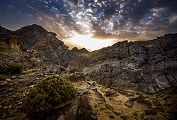 Amanecer sobre el horizonte árido del desierto