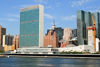 Vista general de los edificios de la sede de la ONU junto al río Este.