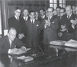 Alberto Lleras Camargo firmando el tratado junto a delegados políticos