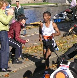 Haile Gebrselassie corriendo durante el Maratón de Ámsterdam