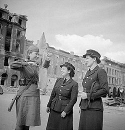 Auxiliares de la RAF junto a una soldado soviética en Berlín
