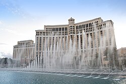 Vista general de las instalaciones y fuentes del hotel y casino Bellagio