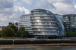 Vista exterior del Ayuntamiento de Londres desde la orilla del río Támesis junto al Puente de la Torre.