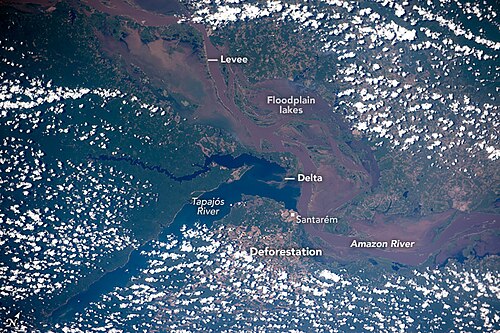 Imagen satelital de la confluencia de ríos mostrando áreas sin nubes asociadas a estabilidad anticiclónica