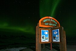 Aurora boreal sobre el círculo polar ártico en Yukon