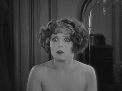 Clara Bow en una escena dramática de la película