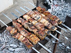 Trozos de pescado siendo asados en Turkmenistán