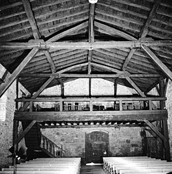 Interior de la Ermita de Azitain mostrando el espacio de culto