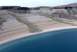 Playa nivelada en Bathurst Inlet, Nunavut, mostrando marcas de rebote posglaciar