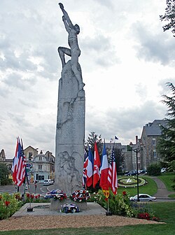 Monumento y estatua conmemorativa en honor a Wilbur Wright en Le Mans