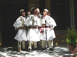 Grupo polifónico folclórico albano llevando qeleshe y fustanella en Skrapar