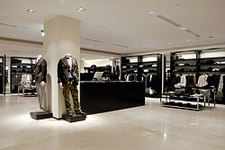 Interior de una tienda de Zara que ilustra el comercio minorista