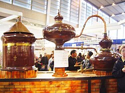 Alambiques de cobre tradicionales utilizados para la destilación del coñac.