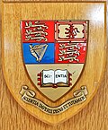 Placa de madera con el escudo del Imperial College London