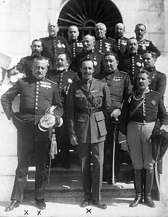 El general Primo de Rivera y el rey Alfonso XIII junto a los miembros del Directorio militar.