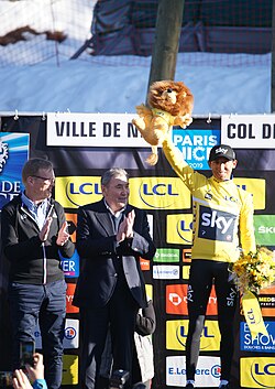 Egan Bernal recibiendo la camiseta de líder en la París-Niza