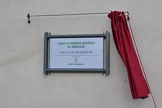 Placa conmemorativa colocada en el Castillo de San Sebastián de Cádiz, Andalucía.