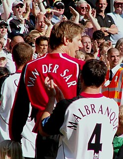Edwin van der Sar defendiendo la portería del Fulham F. C.