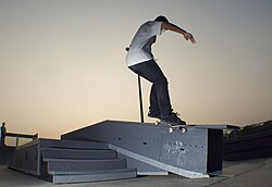 Patinador ejecutando una maniobra en el aire