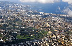 Vista aérea panorámica de la ciudad contemporánea de Argel.