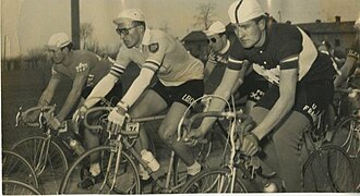 Fotografía histórica de la competición ciclista Milán-San Remo 1956