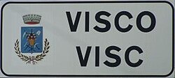 Cartel de entrada a una localidad con topónimo friulano