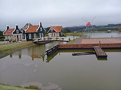Vista del molino del Parque Histórico Carambeí y casas en arquitectura neerlandesa