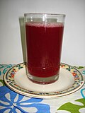 Vaso con zumo de granada de color rojo oscuro.