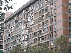 Edificio Meridiana, un bloque de viviendas construido en Barcelona en 1965 por MBM Arquitectes.