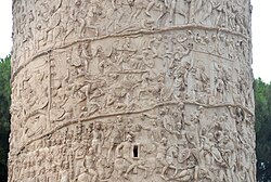 Detalle del friso escultórico en espiral de la Columna de Trajano