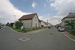 Casas edificadas sobre parcelas delimitadas en una zona residencial.