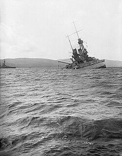 El SMS Bayern hundiéndose en las aguas de Scapa Flow