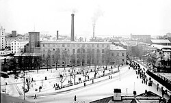 La jornada de trabajo termina en la fábrica Tampella en Tampere, Finlandia en 1910.