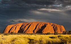 Uluru, gran formación de arenisca en el Territorio del Norte, Australia