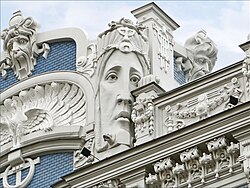 Parte superior de un edificio Art Nouveau en la calle Elizabetes de Riga