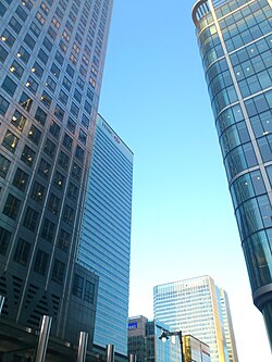 Fotografía panorámica que muestra el entorno urbano de Canary Wharf.