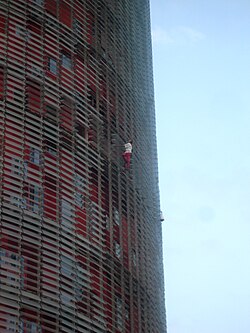 Escalador urbano en la fachada del edificio