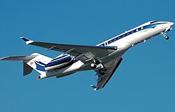Reactor de negocios Bombardier Global 5000 despegando.