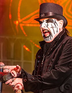 King Diamond actuando en el Rock Hard Festival en 2013.