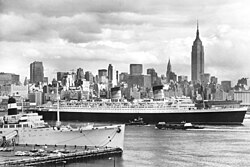 El transatlántico RMS Queen Elizabeth cruzando el río Hudson en 1968