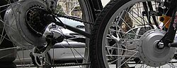 Motor eléctrico sobre el eje de una bicicleta