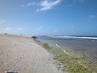 Playa arenosa de la isla Howland con oleaje suave