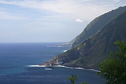 Vista costera de Ponta Furada en la isla de São Jorge, Azores