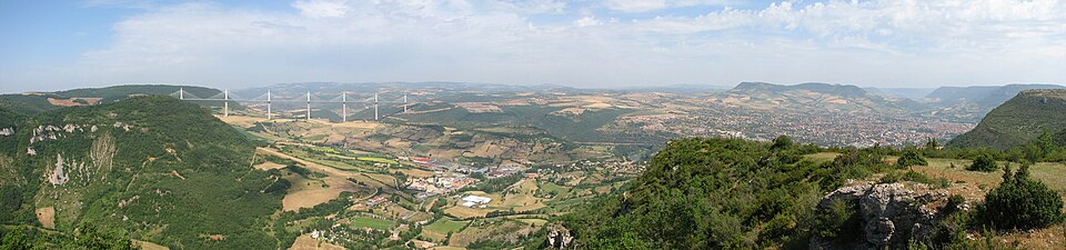 Vista general del viaducto junto a la ciudad de Millau