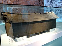 Féretro de bronce del período de los Reinos combatientes