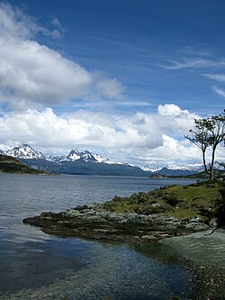 Costas del parque nacional Tierra del Fuego limitando con el canal Beagle.