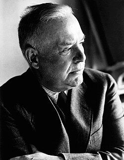 Retrato fotográfico formal en blanco y negro de Wallace Stevens.
